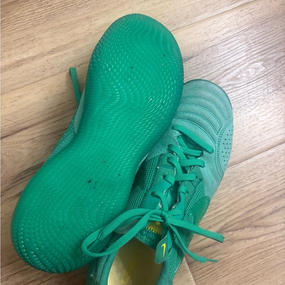Nike Green indoor Soccer / turf Shoes US Size 7 Unisex Soccer Footwear - Picture 2 of 4